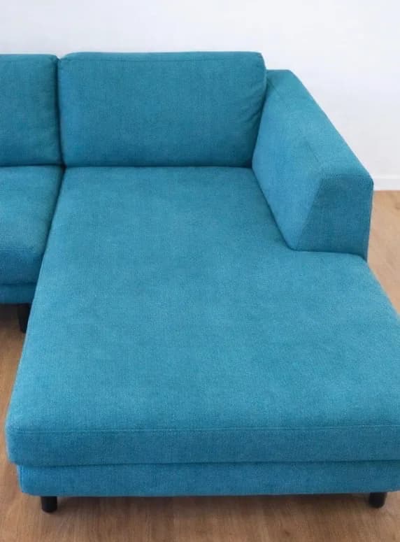 Canapé bleu propre après nettoyage avec la shampouineuse Bissell
