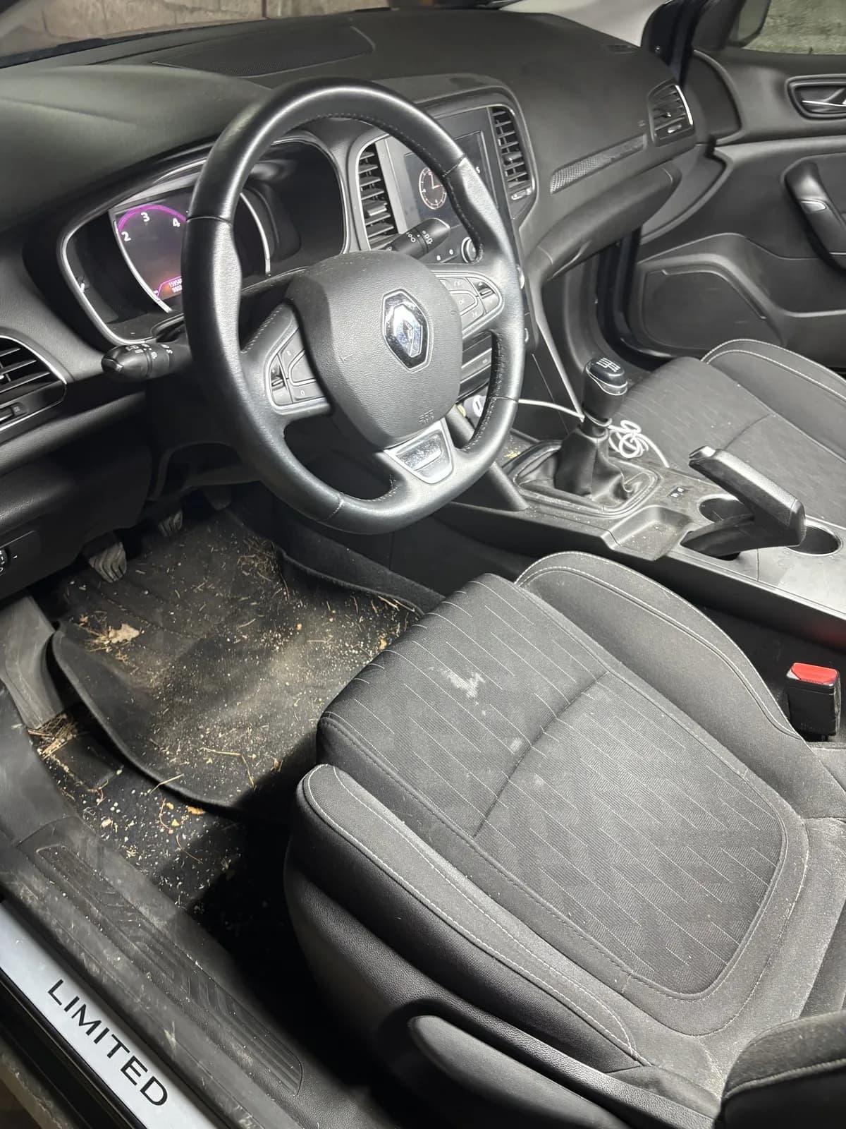 Intérieur Renault Mégane avant nettoyage - sol sale